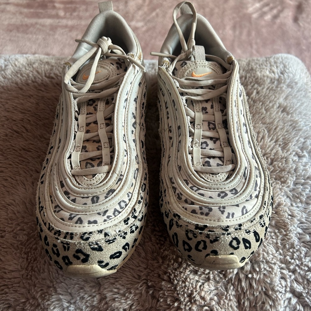 Nike Cream and Black Athletic Shoes with Intricate Design